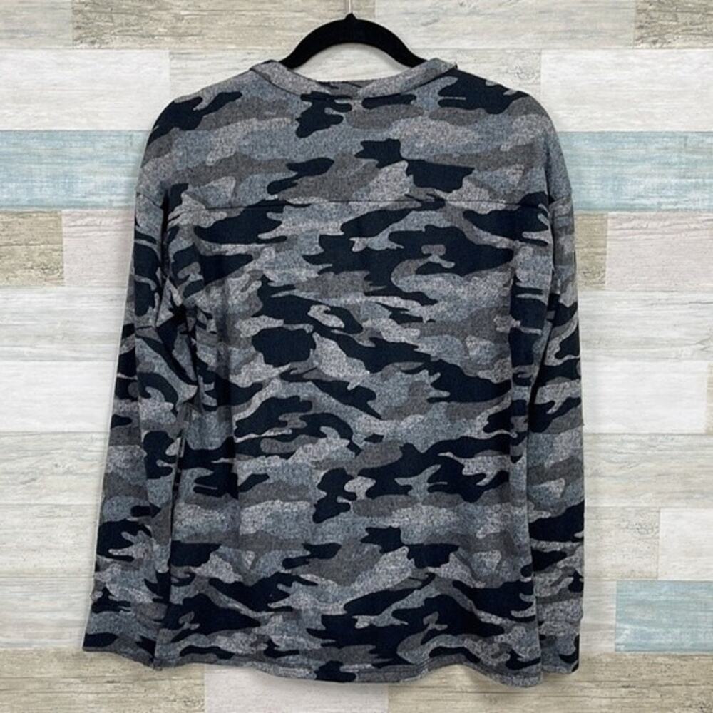 BEACHLUNCHLOUNGE Camo Print Henley Top Black Soft Stretchy Jersey Knit sz Large